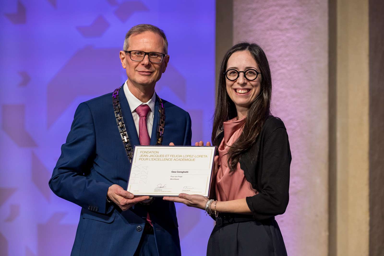 Rector Günther Dissertori und Dr. Gea Cereghetti at the Lopez-Loreta Prize Ceremony that took place during the ETH-day 2024 on November 16th.